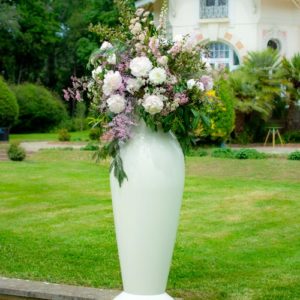 Très grand vase blanc en location chez Loc'N Chic pour évènements ou mariages