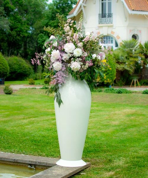 Très grand vase blanc en location chez Loc'N Chic pour évènements ou mariages