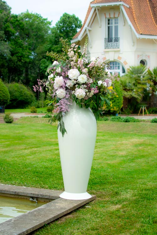 Très grand vase blanc en location chez Loc'N Chic pour évènements ou mariages