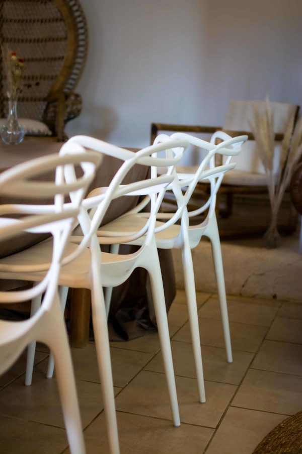 Mariage design chic avec dressage noir et bleu et verrerie sur mesure - accessoires en location