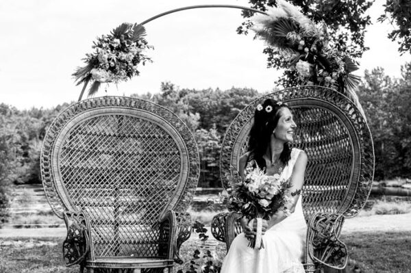 Fauteuil en rotin Emmanuelle en location chez Loc'N Chic pour les mariages et évênements